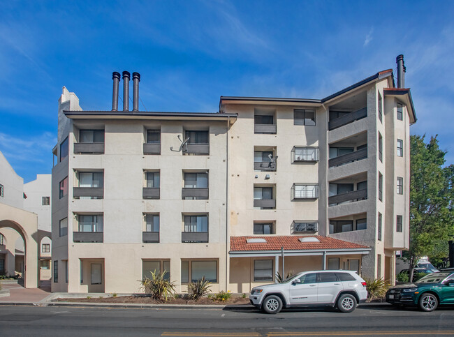 185 Forest Ave in Palo Alto, CA - Foto de edificio - Building Photo