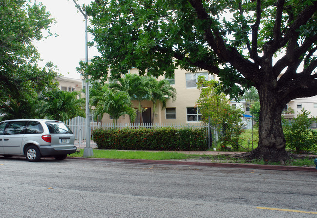 625 Meridian Ave in Miami Beach, FL - Foto de edificio - Building Photo