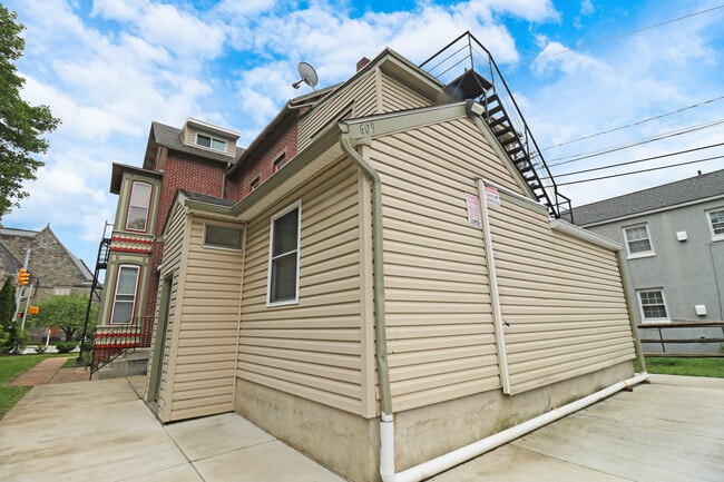 609 S High St, Unit Apt B in West Chester, PA - Foto de edificio - Building Photo