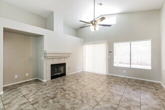1025 Blue Lantern Dr in Henderson, NV - Building Photo - Building Photo