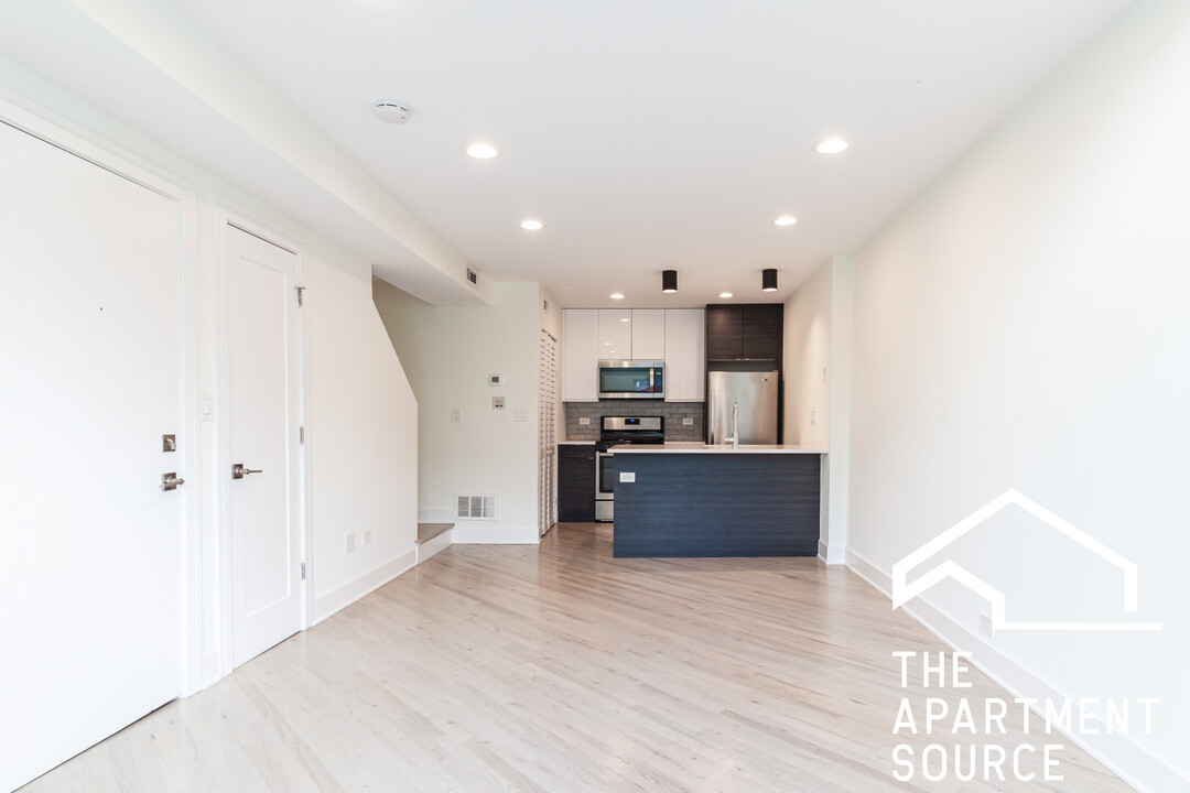 939 W Grace St, Unit 101 in Chicago, IL - Building Photo
