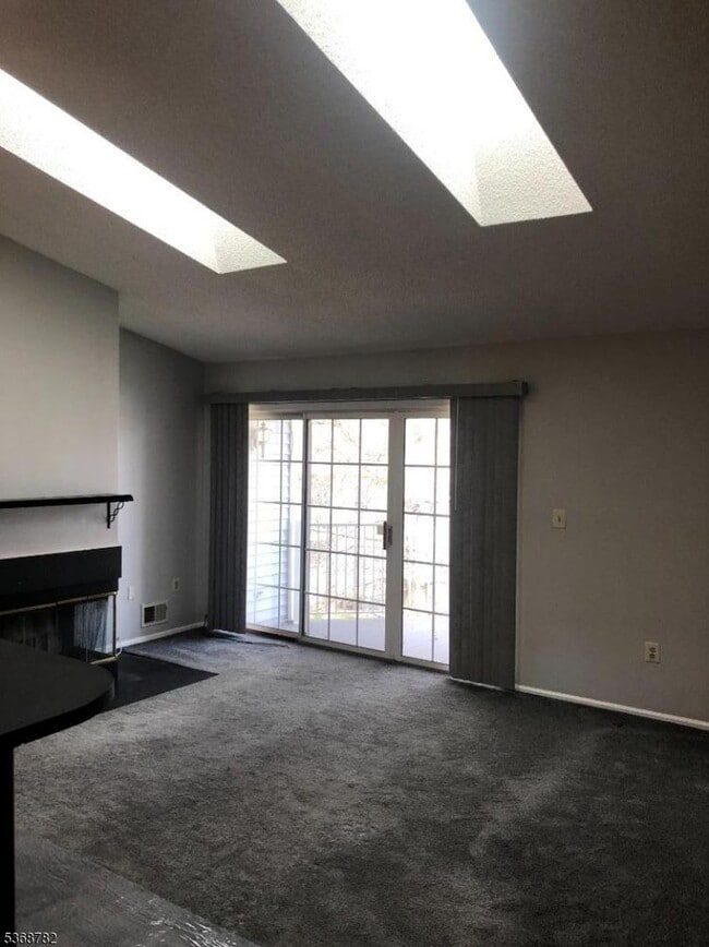 27 Townsend Ct in Franklin Park, NJ - Building Photo - Building Photo