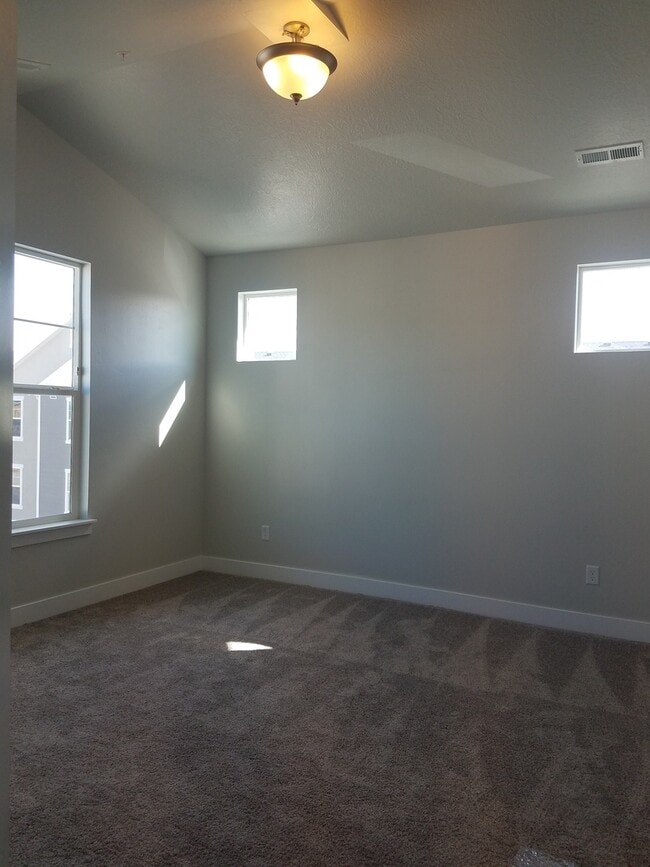 14488 S Selvig Way in Herriman, UT - Building Photo - Building Photo
