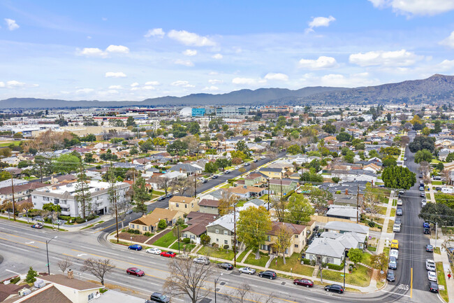 2813 W Victory Blvd in Burbank, CA - Building Photo - Building Photo