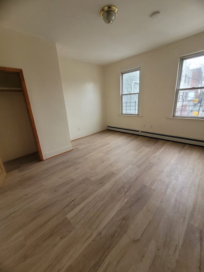 360 W Side Ave, Unit 2 in Jersey City, NJ - Building Photo - Building Photo