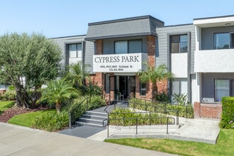 Cypress Park Apartments in Cypress, CA - Foto de edificio - Building Photo