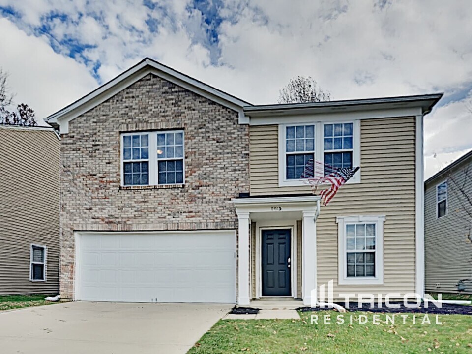1413 Bluestem Dr in Greenwood, IN - Building Photo