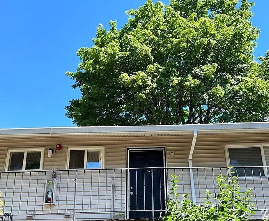 6735 SW Capitol Hill Rd in Portland, OR - Building Photo