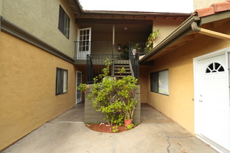 Parkside Villa Apartments in Oceanside, CA - Foto de edificio - Building Photo