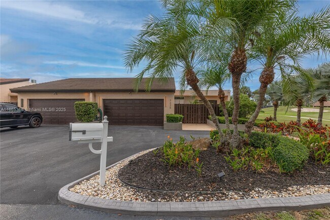 7225 Coldstream Dr in Hialeah, FL - Building Photo - Building Photo