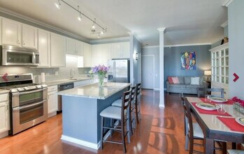 210 S Desplaines St in Chicago, IL - Building Photo - Building Photo