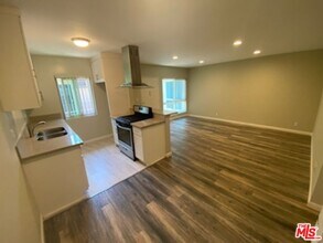 7925 Vineland Ave in Los Angeles, CA - Building Photo - Building Photo