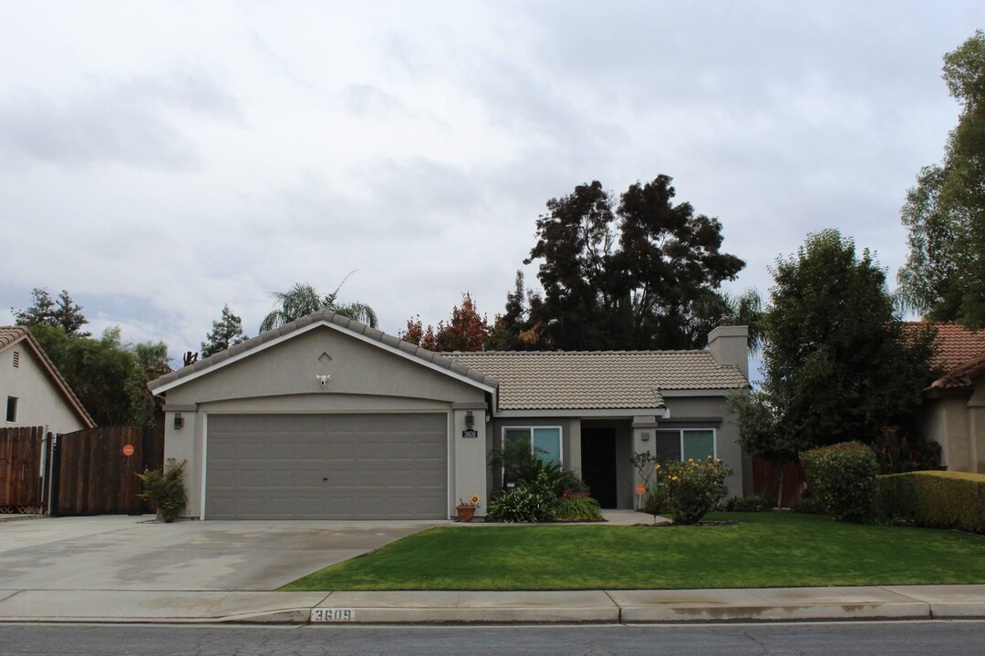 3609 Burnaby Dr in Bakersfield, CA - Building Photo