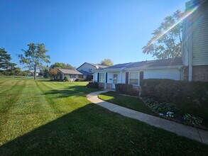 784 Gloucester Dr, Unit 784 Gloucester Dr in Elk Grove Village, IL - Building Photo - Building Photo