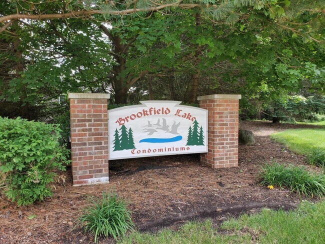 18750 Brookfield Lake Dr in Brookfield, WI - Building Photo - Building Photo