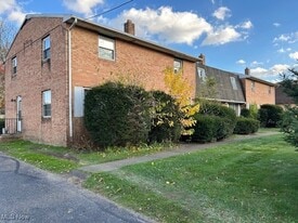 1286 N Chapel St in Louisville, OH - Building Photo