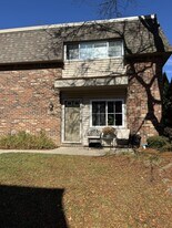 529 Longshore Dr in Ann Arbor, MI - Building Photo