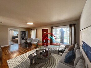 105 W Hillcrest Dr in San Marcos, TX - Building Photo - Building Photo