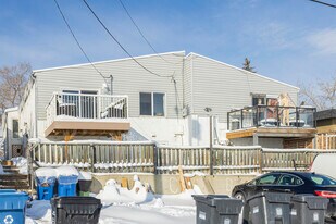 7812 Hunterview Dr NW in Calgary, AB - Building Photo