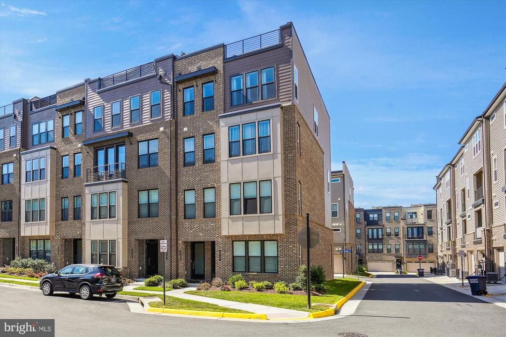 4729 Tatum Ml Wy in Chantilly, VA - Building Photo