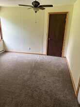 N5607 Buelow Rd, Unit B in New London, WI - Foto de edificio - Building Photo