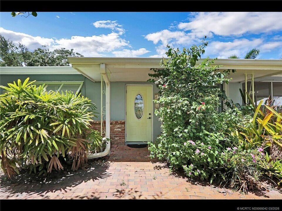 1905 NE River Ct in Jensen Beach, FL - Building Photo