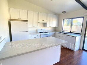 6570 Oakridge Rd in San Diego, CA - Building Photo - Building Photo