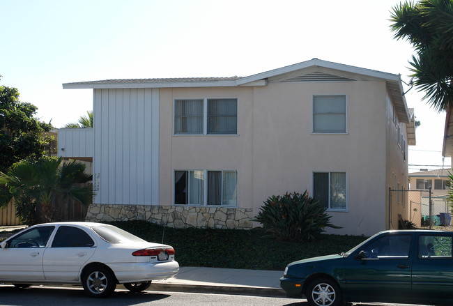 623-633 Kirk Ave in Ventura, CA - Foto de edificio - Building Photo