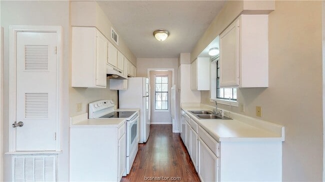 1913 Woodsman Dr in College Station, TX - Foto de edificio - Building Photo