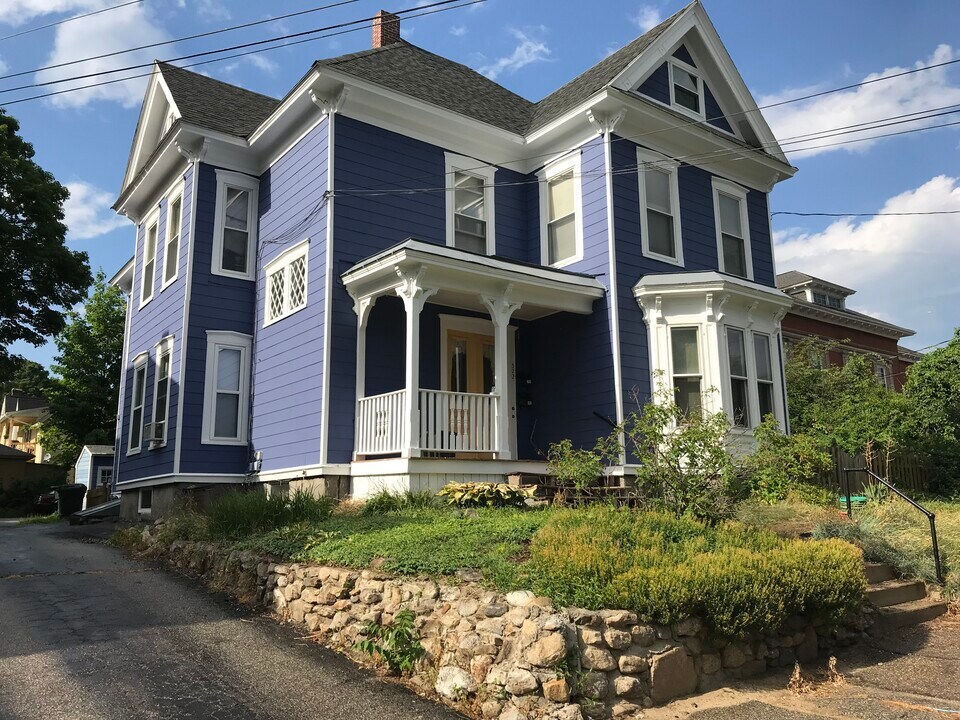 322 Pearl St, Unit North End 2 bedroom in Manchester, NH - Building Photo