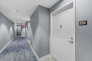 200 W Sahara Ave in Las Vegas, NV - Building Photo