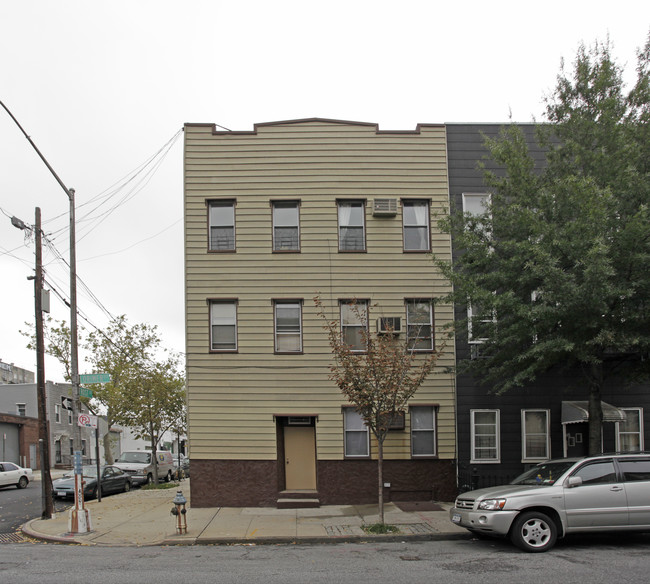 688 Lorimer St in Brooklyn, NY - Building Photo - Building Photo