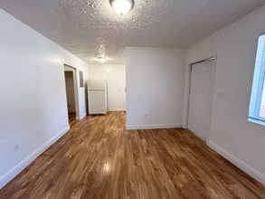 641 NE 86th St in Miami, FL - Foto de edificio - Building Photo