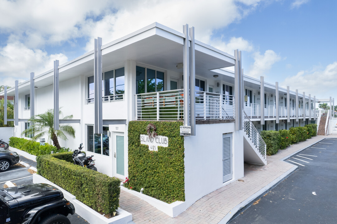 Island Club in Miami Beach, FL - Building Photo