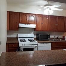 490 Pleasant Run Dr, Unit 490-F in Wheeling, IL - Building Photo - Building Photo