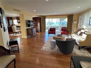 9051 Gulf Shore Dr-Unit -103 in Naples, FL - Foto de edificio - Building Photo