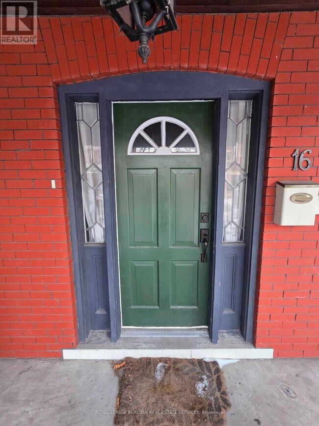 16 Cedar Ave in Hamilton, ON - Building Photo - Building Photo