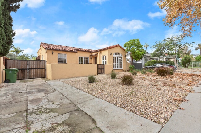 827 N Laurel Ave in Los Angeles, CA - Foto de edificio - Building Photo