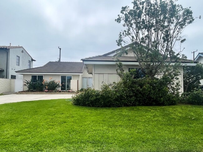 9192 Christine Dr in Huntington Beach, CA - Building Photo - Building Photo