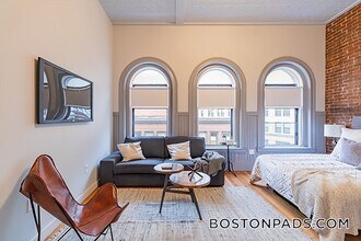 145 Munroe St, Unit 301 in Lynn, MA - Foto de edificio - Building Photo
