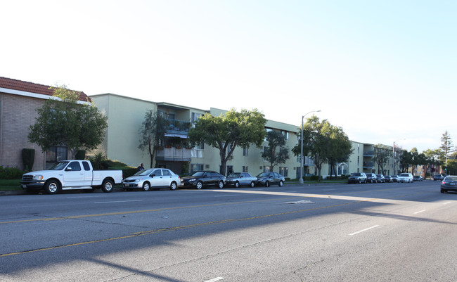 Park Place Apartments in Van Nuys, CA - Building Photo - Building Photo