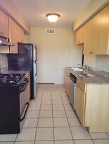 5747 Glenwood Ave, Unit 12 in Minneapolis, MN - Building Photo
