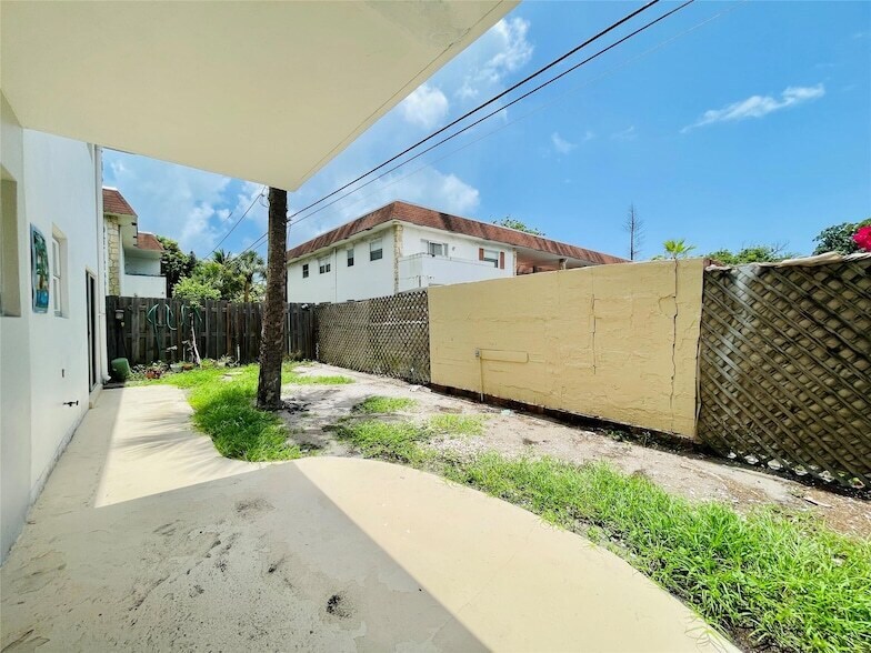 320 SW 1st St, Unit 2D in Pompano Beach, FL - Building Photo