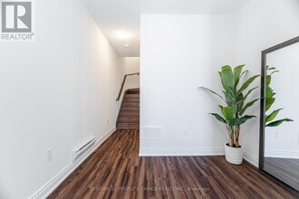 1302 Muller Ln in Oakville, ON - Building Photo - Building Photo