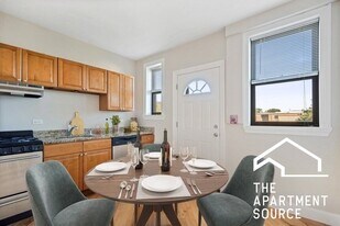 896 Green Bay Rd, Unit 07 in Winnetka, IL - Building Photo