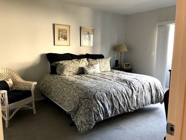 423 N Elena Ave, Unit 2 in Redondo Beach, CA - Building Photo - Building Photo