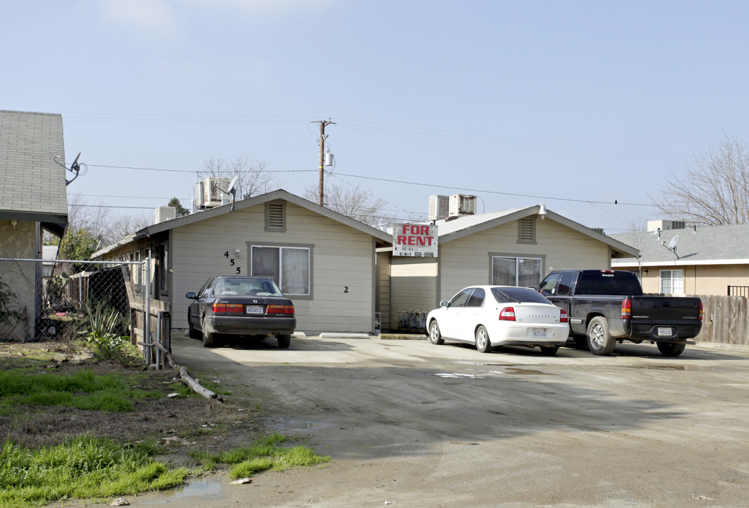 443 Hamlin Rd in Tipton, CA - Foto de edificio