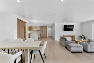 17072 Oak View Dr in Los Angeles, CA - Building Photo - Building Photo