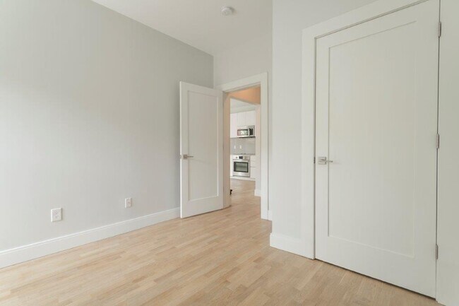 1999 Commonwealth Ave, Unit 5 in Boston, MA - Building Photo - Building Photo