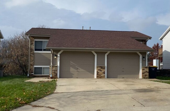 3355-3357 S 113th St